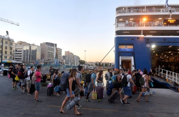 Η ΑΘΗΝΑ ΣΤΡΙΜΩΧΝΕΤΑΙ ΣΤΑ ΝΗΣΙΑ