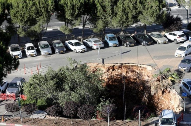 ΠΑΤΑ ΣΤΗΝ ΑΓΙΑ ΤΡΑΠΕΖΑ, ΤΗΝ ΕΙΚΟΝΑ ΜΕ ΤΟ ΠΟΛΥ ΑΣΗΜΙ…