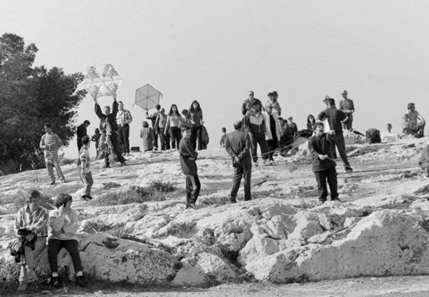 ΣΤΑ ΧΡΟΝΙΑ ΤΑ ΠΑΛΙΑ, ΣΤΗΣ ΠΛΑΚΑΣ ΤΑ ΣΤΕΝΑ