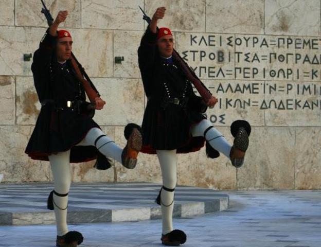 ΑΣΠΡΙΣΕ ΣΗΜΕΡΑ Η ΝΥΧΤΑ ΣΤΑ ΒΟΥΝΑ…