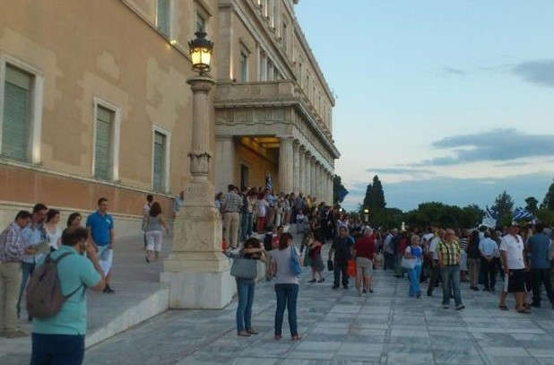 ΚΟΜΜΑ ΕΙΝΑΙ ΚΑΙ ΤΟ ΚΑΦΕΝΕΙΟ, ΚΑΙ ΤΟ ΔΕΛΦΙΝΑΡΙΟ