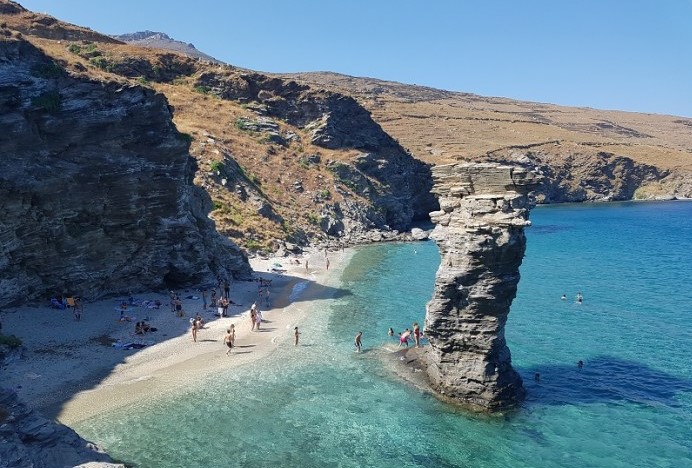 ΑΝΔΡΟΣ, Η ΑΡΧΟΝΤΙΣΣΑ ΜΕ ΤΑ ΜΟΝΟΠΑΤΙΑ ΤΗΣ