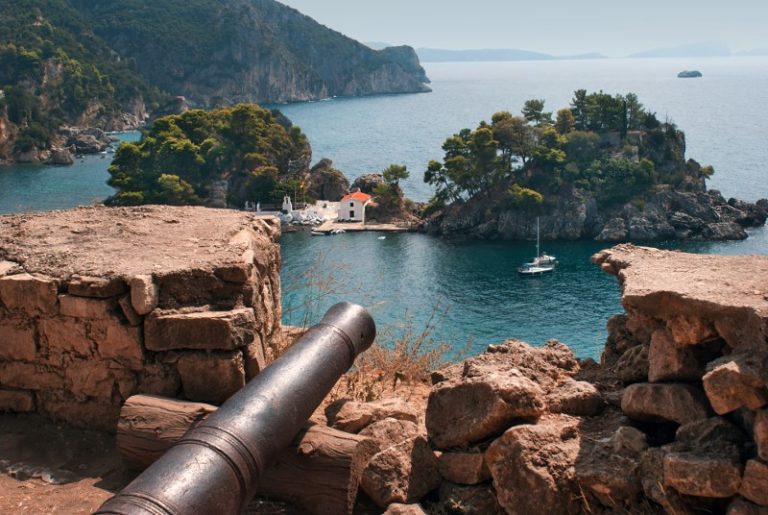 ΕΔΩ ΠΑΡΑΔΕΙΣΟΣ… , ΑΠΈΝΑΝΤΙ ΑΠΌ ΤΟΥΣ ΠΑΞΟΥΣ