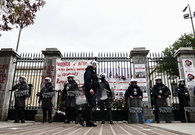 ΜΙΑ ΑΠΟ ΤΑ ΙΔΙΑ ΚΑΙ ΦΕΤΟΣ