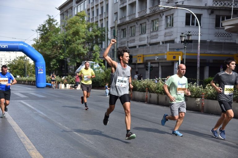 Ο Ημιμαραθώνιος της Αθήνας επέστρεψε με χορηγό τον ΟΠΑΠ –  10.000 δρομείς συμμετείχαν με ασφάλεια στη μεγάλη δρομική γιορτή