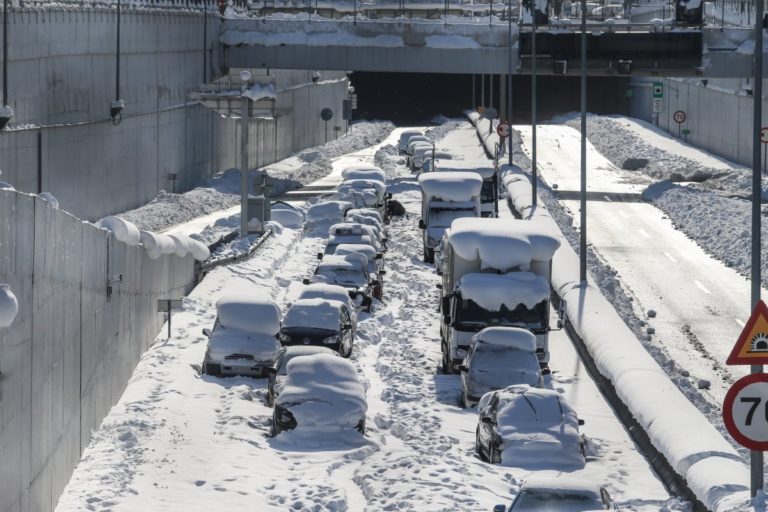 Ο ΧΙΟΝΙΑΣ ΤΟΥΣ ΣΥΝΕΛΑΒΕ ΑΙΧΜΑΛΩΤΟΥΣ ΚΑΙ… ΑΠΡΟΕΤΟΙΜΑΣΤΟΥΣ